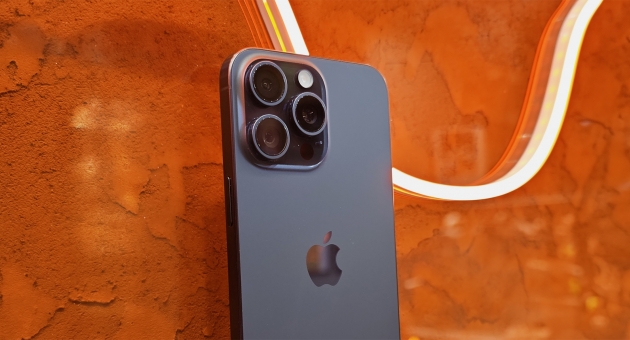    iPhone 15 Pro: ,   